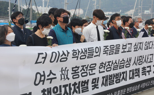 지난 8일 전남 여수시 웅천친수공원에서 사고에 대한 진상 규명과 재발 방지를 촉구하는 기자회견이 열렸다. 사진=연합뉴스