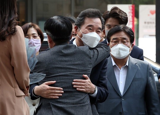 이낙연 전 대표가 14일 ‘필연캠프’ 해단식을 가졌다. 이 전 대표가 서울 여의도 대산빌딩에서 열린 필연캠프 해단식에 참석하며 지지자들과 포옹을 하고 있다. 사진=박은숙 기자