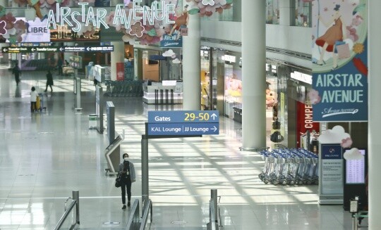 지난해 코로나19 사태로 항공업계가 직격탄을 맞으면서 인천국제공항 면세점의 한산한 모습. 사진=일요신문DB