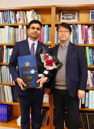 계명대 제약학과 이상길 교수 연구팀이 단백직 약물인 인슐린 경구전달용 나노약물전달시스템에서 성과를 내 논문이 국제학술지에 실렸다. 사진 왼쪽 바샬 산토시, 오른쪽 이상길 교수. &lt;계명대 제공&gt;