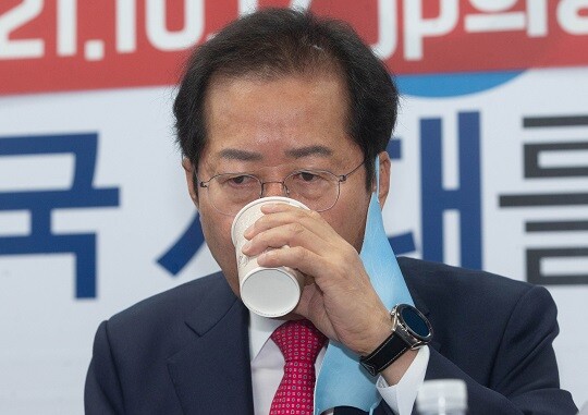 국민의힘 대선 경선 후보인 홍준표 의원이 20일 “최종 경선에서 깨끗한 홍준표를 꼭 밀어달라”고 당부했다. 사진은 지난 17일 서울 여의도 홍준표 의원 사무실에서 열린 최재형 전 감사원장 캠프 영입 행사에서 물을 마시는 홍 의원. 사진=일요신문DB