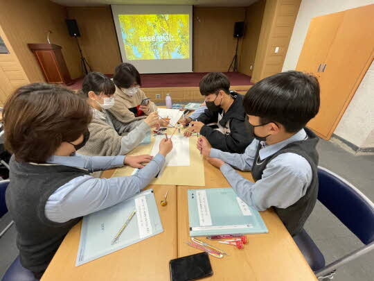 고교생들이‘함께 만들어가는 세상’(함·만·세) 교육 프로그램 중‘신뢰로 협동하기’를 하고 있다.&lt;대구보건대학교 제공&gt;