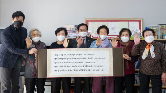방송인 출신 역사학자로 ‘칠곡할매글꼴 홍보대사’를 맡고 있는 정재환 성균관대 교수가 칠곡군 금남2리 마을회관에서 칠곡할매글꼴 주인공인 다섯 분의 할머니와 자리를 함께했다. <칠곡군 제공>