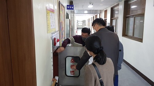 28일 포항지역의 수능시험장테서 시설안전을 확인하고 있다. (사진=경북교육청 제공)