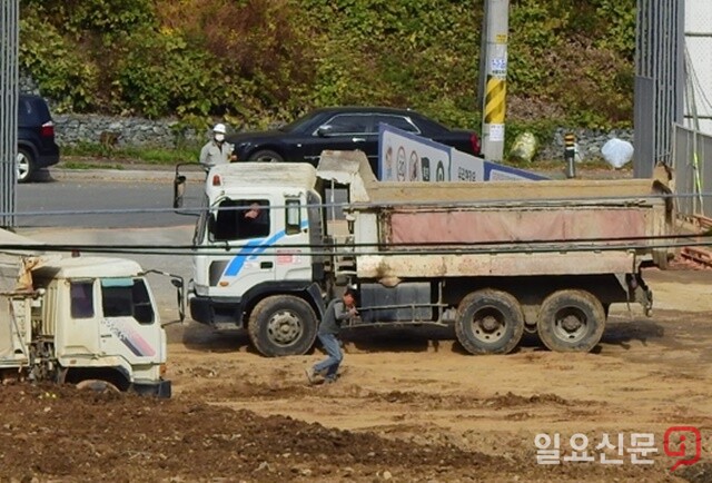 공사장에 덤프트럭이 다님에도 불구하고 안전모 미착용자는 활보한다.