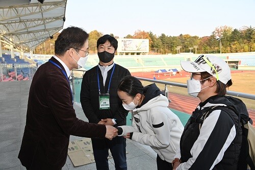 임종식 교육감이 여초 200m 한국신기록 보유자인 고령 다산초 6학년 기영난 선수와 악수를 하고 있다 (사진=경북교육청 제공)