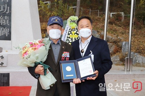 정동균 군수가 화랑무공훈장을 2개 수상한 김진표 회원에게 표창장을 수여했다.