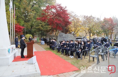 호국무공수훈자공적비 건립 12주년 기념행사에서 정성환 지회장이 인사말을 하고 있다.