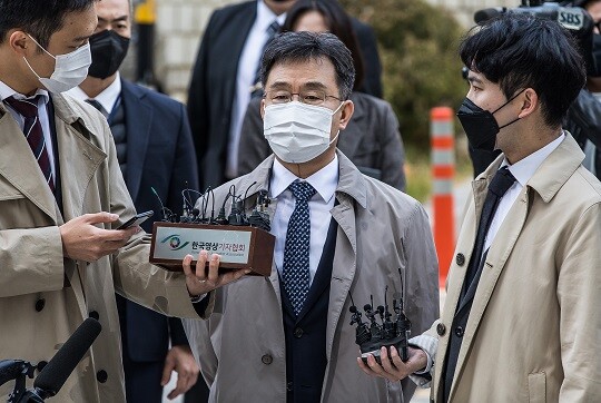 대장동 개발 로비, 특혜 의혹의 핵심 인물인 화천대유자산관리(화천대유) 대주주 김만배 씨가 3일 오전 서울 서초구 서울중앙지방법원에서 열린 영장실질심사에 출석해 취재진의 질문에 답하고 있다. 사진=최준필 기자