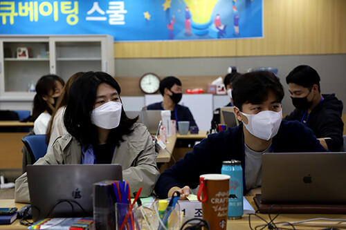 창업인큐베이팅스쿨 교육생이 교육을 듣고 있는 모습 (사진=포스코 제공)