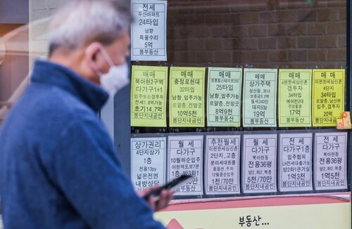 집값에 대한 시장 전망이 엇갈리고 있다. 지난 10월 27일 서울 서대문구의 부동산 중개업소 전경으로 기사의 특정 내용과 관계없다.  사진=최준필 기자