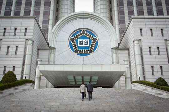 채무자를 살해하고 시신 암매장하는 데 자신의 10대 아들과 그 친구들을 동원시킨 50대 남성에게 징역 25년이 선고됐다. 사진=임준선 기자