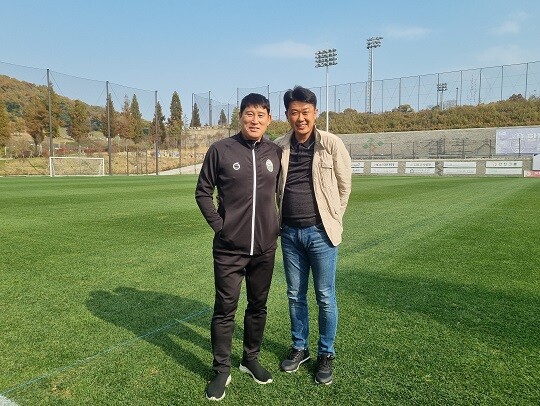 고정운 감독과 이상윤 해설위원은 1년차 선후배로 오랜기간 같은 유니폼을 입고 활약했다. 사진=김상래 기자