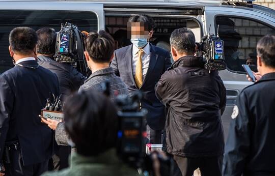 정민용 전 성남도시개발공사 전략사업실장이 11월 3일 오후 서울 서초구 서울중앙지방법원에서 열린 영장실질심사에 출석하기 위해 법정으로 향하고 있다. 사진=최준필 기자