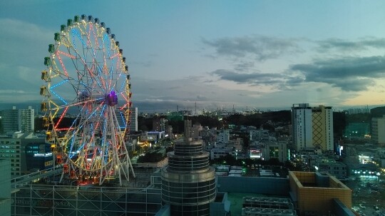 태화강 산책 후엔 울산의 랜드마크이자 울산 시내 야경을 두루 조망할 수 있는 ‘울산 그랜드 휠’을 타보자. 사진=이송이 기자