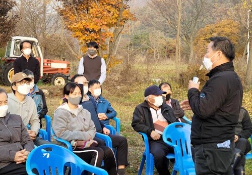 정동균 군수가 설명회에서 주민들에게 향후 계획을 설명하고 있다.