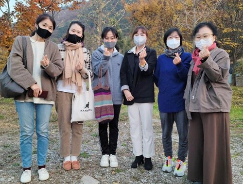 여현정 사무국장과 학부모들.