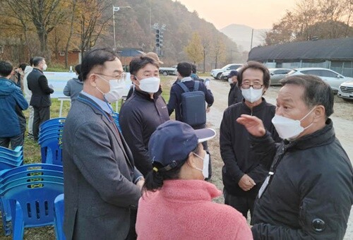 정동균 군수가 주민들에게 도로설치 계획을 설명하고 있다.