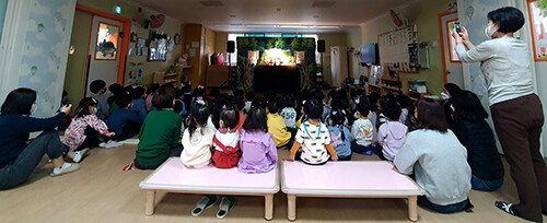 경북 청도어린이집 원아와 교사들이 양성평등 인형극 아기돼지 삼남매를 관람하고 있다 (사진=경북여성정책개발원 제공)