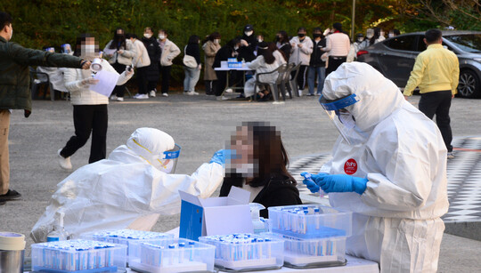 오는 18일 치러질 수능을 앞두고 학생 코로나19 확진자 수가 일평균 272명 나오고 있다. 사진 = 연합뉴스