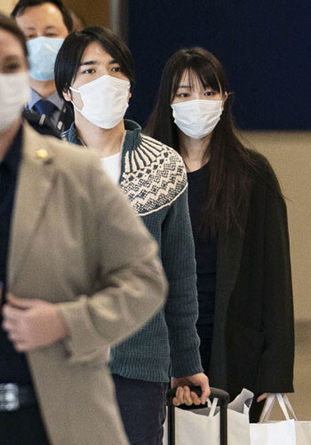 쓸쓸히 일본을 떠난 마코와 고무로 게이가 11월 14일 뉴욕 JFK공항으로 입국하고 있다. 사진=교도/연합뉴스