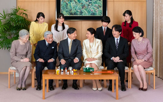 미치코 상왕비(아래 맨왼쪽)와 마사코 왕비(아래 왼쪽에서 네 번째) 등 일본 왕실의 여성들은 ‘화려한 새장’ 속에서 고통을 받아왔다. 2019년 12월 새해를 앞두고 기념촬영을 하는 왕실 가족. 사진=AP/연합뉴스