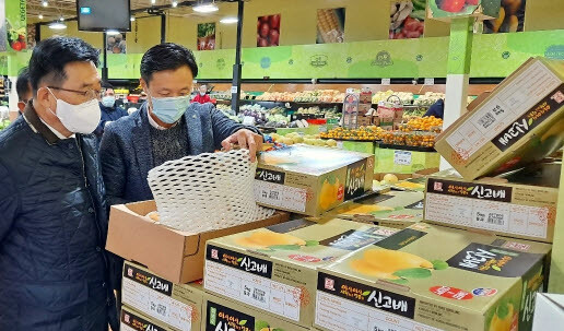 김춘진 사장(사진 왼쪽)이 시카고 한국식품 유통매장을 찾아 물류상황 등 수출 애로 사항을 청취하고 있다. 사진=한국농수산식품유통공사 제공