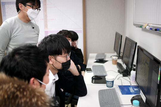 국가대표 훈련실에서 신진서 등 선수들과 함께한 목진석 감독. 사진=사이버오로 제공