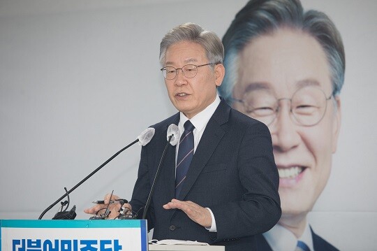 11월 24일 오후 서울 여의도 더불어민주당 중앙당사에서 이재명 대선 후보가 주요당직자 일괄 사퇴와 관련해 기자들의 질문에 답하고 있다. 사진=이종현 기자
