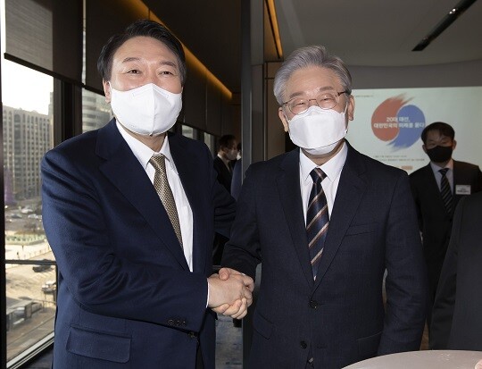 이재명 더불어민주당 대선 후보(오른쪽)와 윤석열 국민의힘 대선 후보가 11월 24일 오전 서울 종로구 포시즌스호텔에서 중앙일보 주최로 열린 ‘2021 중앙포럼’에 참석해 인사하고 있다. 사진=국회사진취재단
