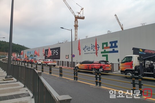지난 24일 이른 아침 목포 석현동 아파트 건설 현장 앞에 늘어선 한국노총 시위 차량