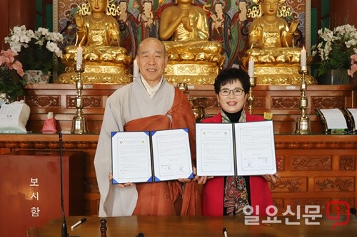 사나사 주지 중천스님과 서울시새마을부녀회 조동희 회장이 26일 오전 사나사 본전인 대적광전에서 템플스테이 업무교류 협약을 체결했다.