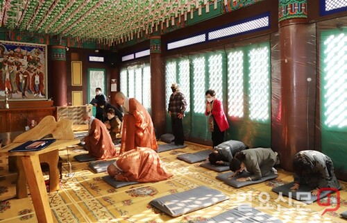 협약식 후 삼배를 하는 참석자들.