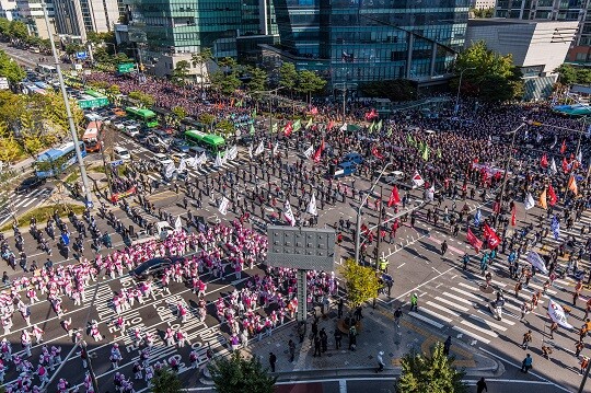 27일 여의도에서 열린 민주노총 공공운수노조 대규모 총궐기 집회에 대해 경찰이 수사에 착수했다. 사진은 지난 10월 20일 열린 민주노총 총파업 대회. 사진=최준필 기자