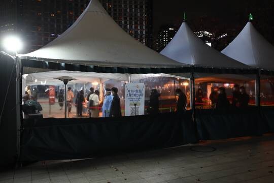 코로나19 신종 변이 바이러스인 ‘오미크론’이 등장하면서 불안감이 커지고 있는 가운데 저녁시간 서울광장 임시선별검사소에서 시민들이 검사를 받기 위해 줄을 서 있다. 사진=임준선 기자