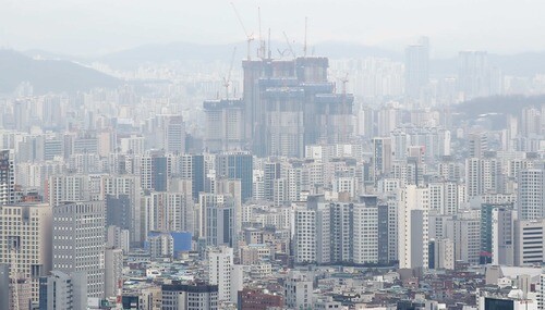 대출 규제와 금리 인상, 종합부동산세 과세로 경기도 아파트 시장이 '매수자 우위'를 보이고 있다. 사진은 남산에서 바라본 서울의 아파트 모습. 사진=연합뉴스