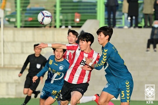 대학축구연맹과 대한축구협회가 성인리그의 연령제한제도에 대해 논의한 것으로 알려졌다. U리그 경기 모습으로 기사의 특정 내용과 관련없다. 사진=대한축구협회