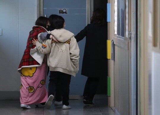 전국 초·중·고교 전면등교가 실시된 11월 22일 오전 서울 강서구 염창중학교에서 학생들이 등교를 하며 반갑게 인사를 하고 있다. 사진=공동취재단