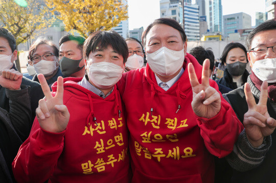 이준석 국민의힘 대표와 윤석열 국민의힘 대선후보는 지난 4일 부산에서 ‘사진 찍고 싶으면 말씀 주세요’라는 문구가 적힌 옷을 입고 공동 선거운동에 나섰다. 사진=윤석열 캠프 제공