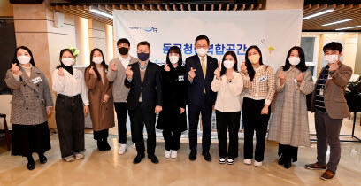 박남춘 인천광역시장이 6일 동구 유유기지에서 열린 ‘동구청년복합공간 유유기지 동구청년21 개관식’에서 청년들과 기념촬영을 하고 있다. 사진=인천시 제공