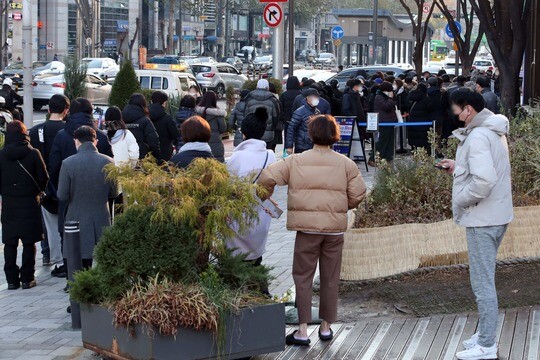 8일 코로나19 신규 확진자 수가 처음으로 7000명을 넘었다. 위중증 환자도 첫 800명대로 역대 최다치를 기록했다. 사진은 서울 송파보건소 선별진료소에서 시민들이 코로나19 검사를 받는 모습. 사진=연합뉴스