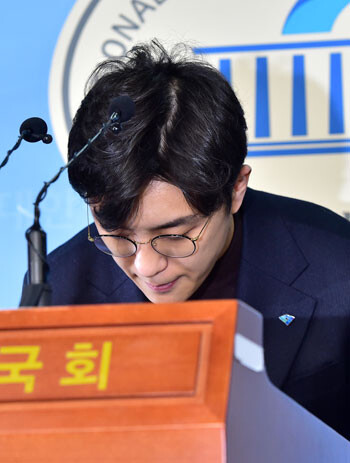 더불어민주당 2번째 영입 인재인 원종건 씨가 2020년 1월 28일 국회 정론관에서 입장을 밝힌 뒤 고개 숙여 인사하고 있다. 사진=박은숙 기자