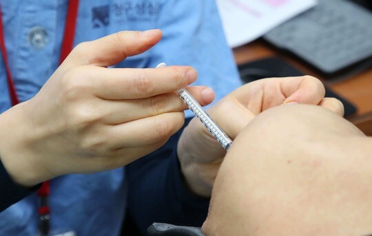 미국 제약사 화이자와 독일 바이오엔테크는 8일(현지시각) 코로나19 백신 3차 접종이 새 변이 바이러스인 오미크론 변이를 무력화할 수 있다고 밝혔다. 사진은 의료진이 안 시민에게 화이자 백신을 접종하는 모습. 사진=연합뉴스