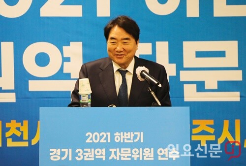 이석현 수석부의장이 특별강연을 하고 있다.