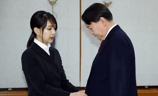 2019년 7월 문재인 대통령으로부터 신임 검찰총장 임명장을 받기 위해 청와대를 찾은 윤석열 현 국민의힘 대선 후보(오른쪽)와 부인 김건희 씨. 사진=연합뉴스