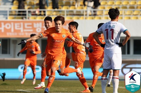 강원 FC가 대전과의 승강플레이오프에서 승리, K리그1 잔류를 확정지었다. 사진=한국프로축구연맹