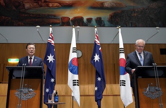 호주를 국빈 방문 중인 문재인 대통령(왼쪽)이 13일 캔버라 국회의사당 내 대위원회실에서 열린 한-호주 정상 기자회견에서 질문에 답하고 있다. 사진=연합뉴스