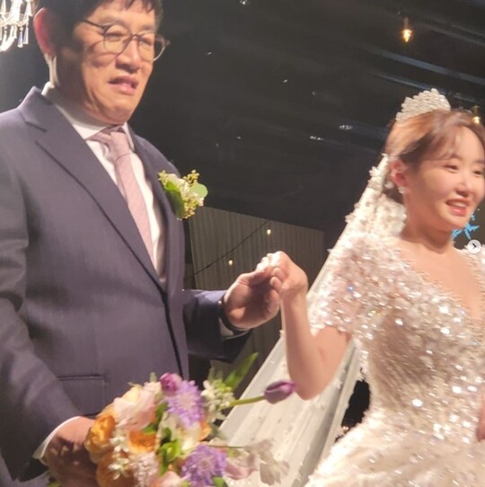 유재석이 PCR 검사를 진행해 음성 판정을 받은 12월 11일에는 이경규 딸 이예림과 경남 FC 소속 축구선수 김영찬의 결혼식이 있었다. 자가격리 대상자가 아니라 참석이 가능했지만 유재석은 이경규에게 양해를 구하고 결혼식에 참석하지 않았다. 사진=이연복 인스타그램