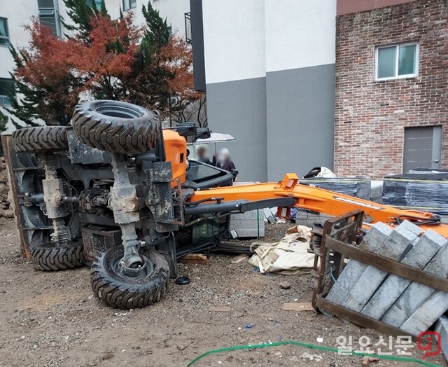 건설기계 굴삭기가 포크를 부착하고 작업을 하다가 전복되며 작업자가 사망했다.