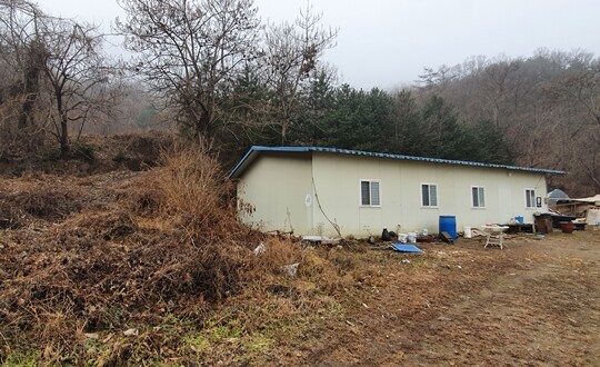 국민의힘 윤석열 대선 후보의 부인 김건희 씨 일가가 보유한 양평 병산리 부동산에 조립식 판넬로 만든 가건물이 세워져있다. 사진=민웅기 기자